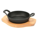 طاسة حديد زهر بيد وقاعدة خشبية لتسوية وتقديم الطعام علي السفرة وقت العزومات بشكل شيك