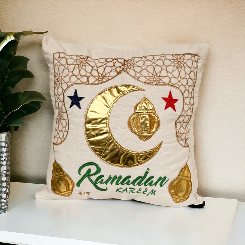 اكياس مخدات مزينة بكلمة رمضان كريم وهلال وفوانيس باللون الجولد من الكتان لتجديد الديكور