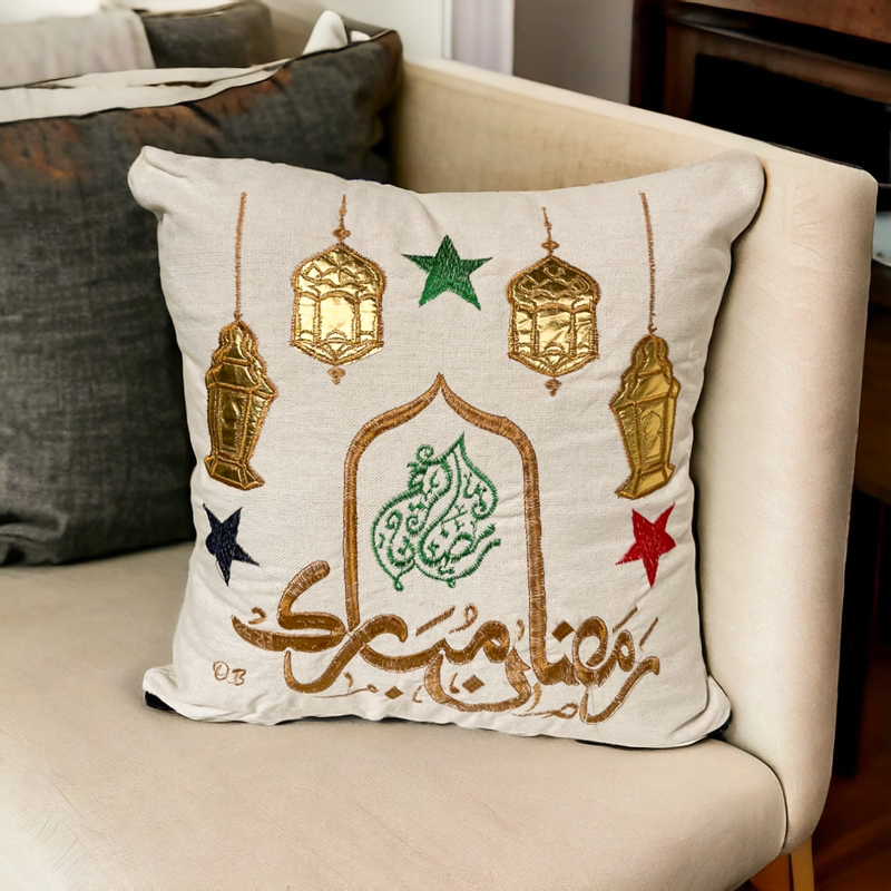 اكياس مخدات مطرزة بكلمة رمضان مبارك وفوانيس ونجوم لتجديد ديكور البيت من الكتان