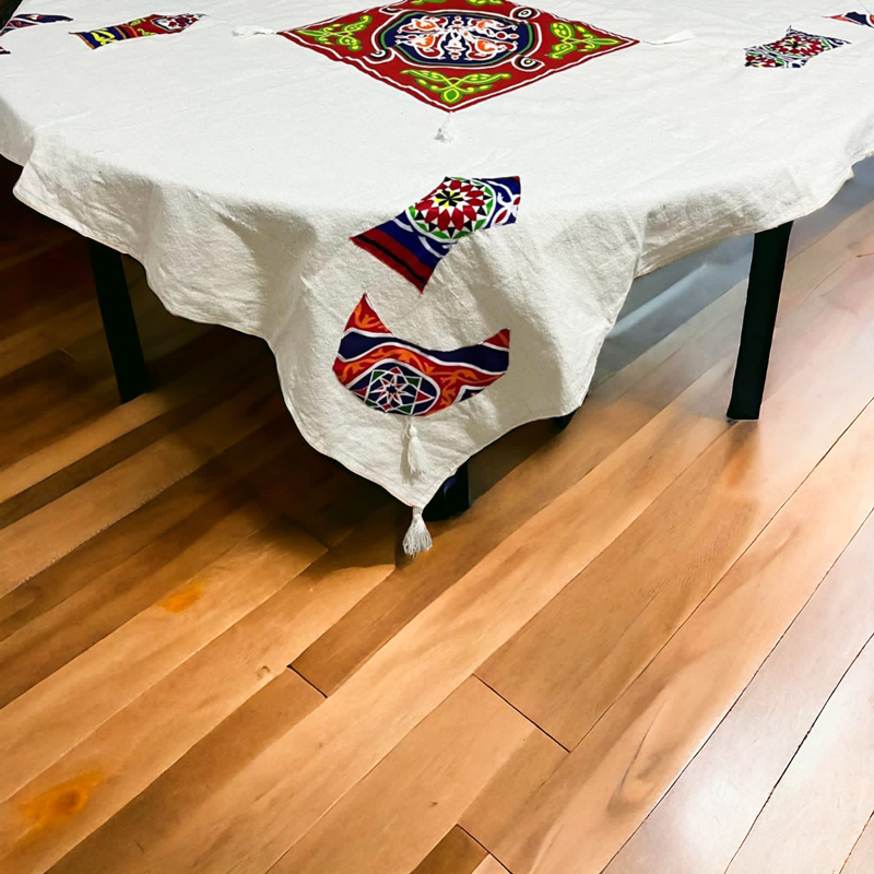 مفرش سفرة رمضاني بقماش خيامية وفانوس وهلال علي الجوانب من الكتان