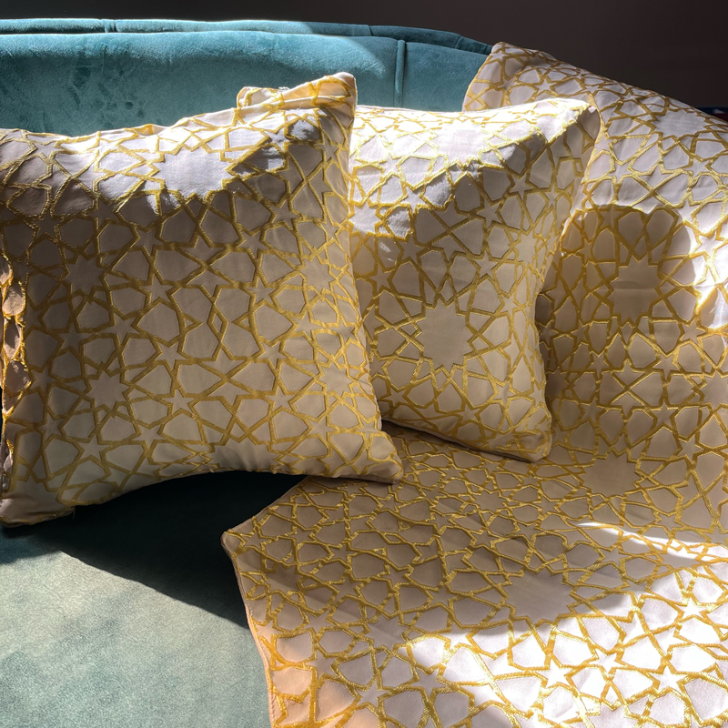 طقم رمضاني 3 قطع رانر مع 2 كوشن بتصميم إسلامي مميز لتجديد الديكور وإضفاء أجواء رمضانية مبهجة