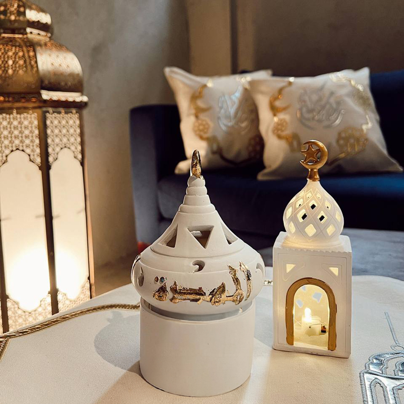 مبخرة بغطاء مزين بهلال بحامل للبخور معدن مطلي باللون الجولد مزين بكلمات عربية مميزة من الجبس