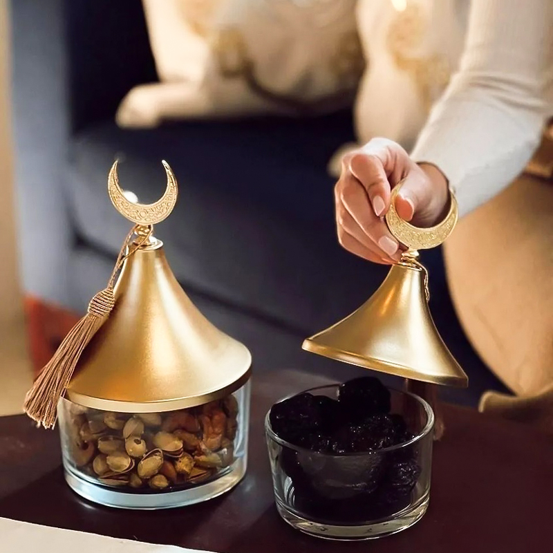 تمرية زجاج بغطاء ذهبي مزين بهلال لحفظ وتقديم التمر والمكسرات للضيوف بشكل شيك
