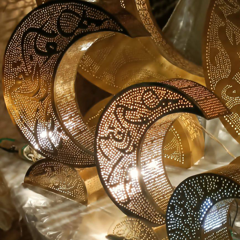 هلال رمضان الذهبي منقوش بكلمات رمضانية لتجديد الديكور وإضفاء أجواء رمضانية مبهجة