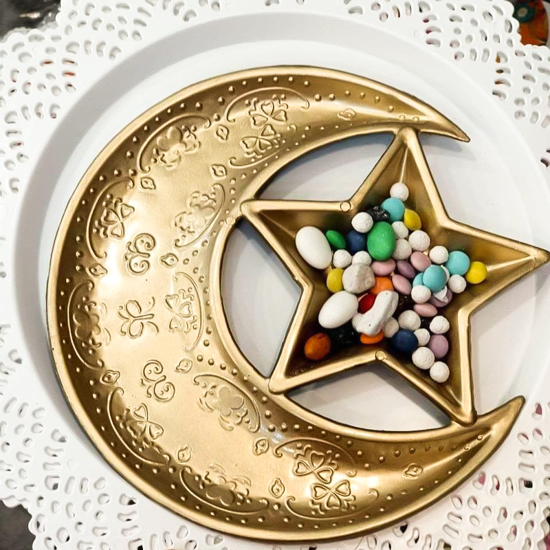 طبق تسالي هلال ونجمة لتقديم التمر والمكسرات والكاندي للضيوف في رمضان بشكل شيك