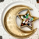 طبق تسالي هلال ونجمة لتقديم التمر والمكسرات والكاندي للضيوف في رمضان بشكل شيك