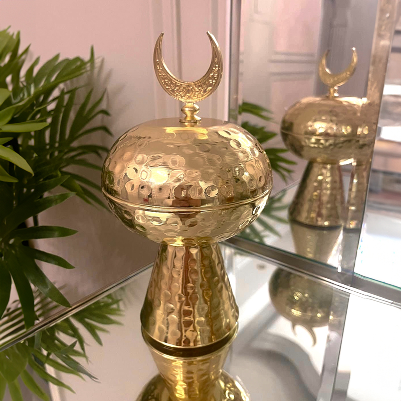 تمرية القبة لحمل وتقديم التمر والمكسرات والشوكولاتة بغطاء مزين بهلال رمضان وقاعدة لضمان الثبات