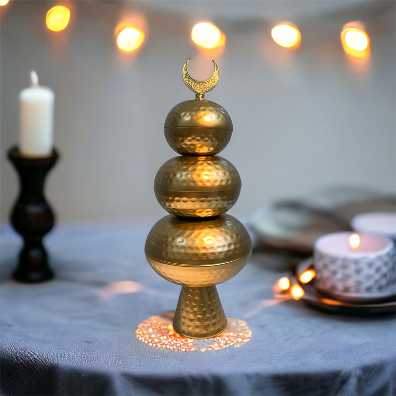 تمرية ذهبي 3 دور بقاعدة لحمل وتقديم التمر والمكسرات والشوكولاتة والكاندي بغطاء مزين بهلال رمضان