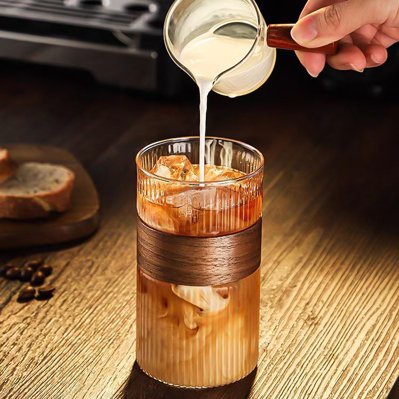 كوباية زجاج لشرب وتقديم المشروبات الباردة والساخنة بجزء خشبي عازل للحرارة قابل للفك والتركيب