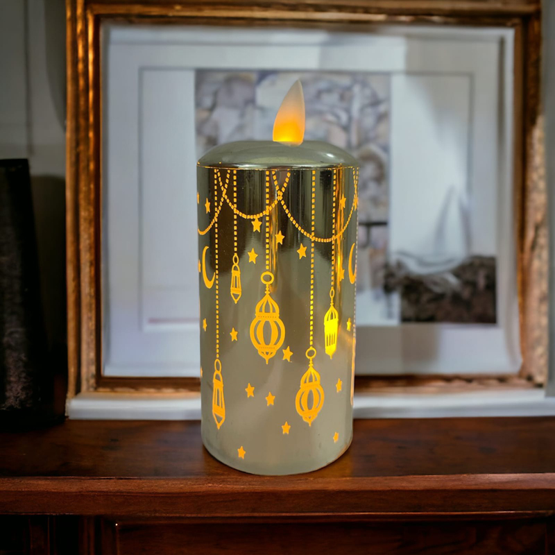 شمعة ليد مضيئة مزينة بفوانيس وهلال لأجواء رمضانية مميزة