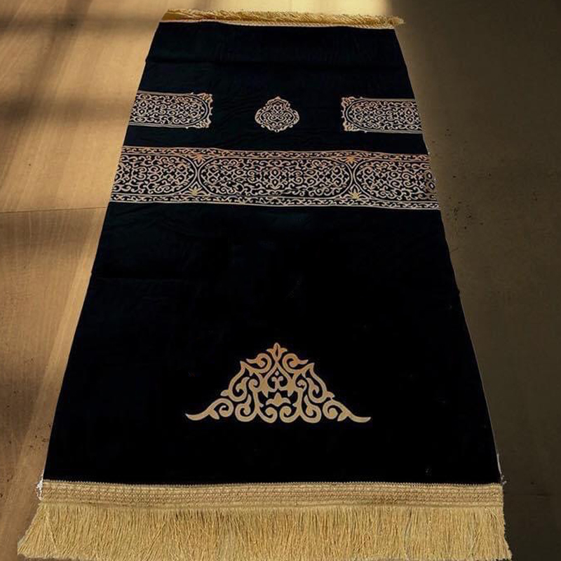 سجادة صلاة قطيفة مطبنة بالإسفنج بديزاين إسلامي مميز للصلاة في البيت والمسجد