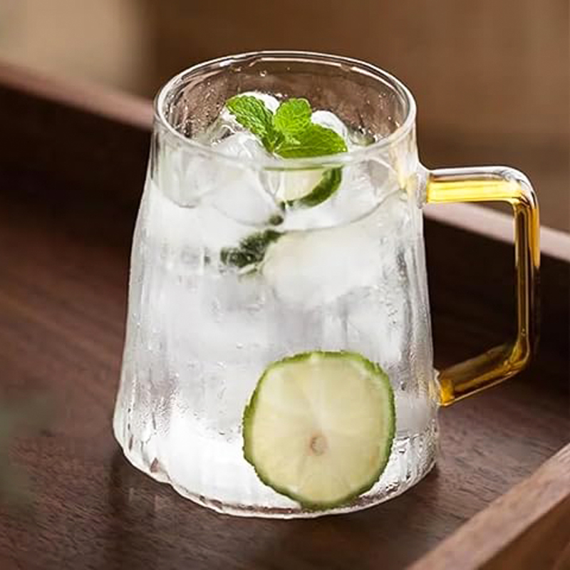 مج زجاج متعرج بيد جولد لشرب وتقديم المشروبات الباردة والساخنة للضيوف بشكل شيك