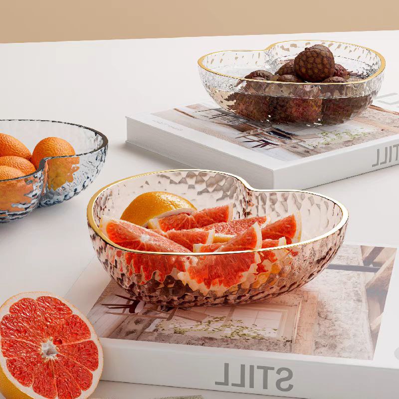 طبق علي شكل قلب لحمل وتقديم الفواكه والمكسرات والشوكولاتة والسلطات بشكل شيك من الاكليريك بحواف جولد