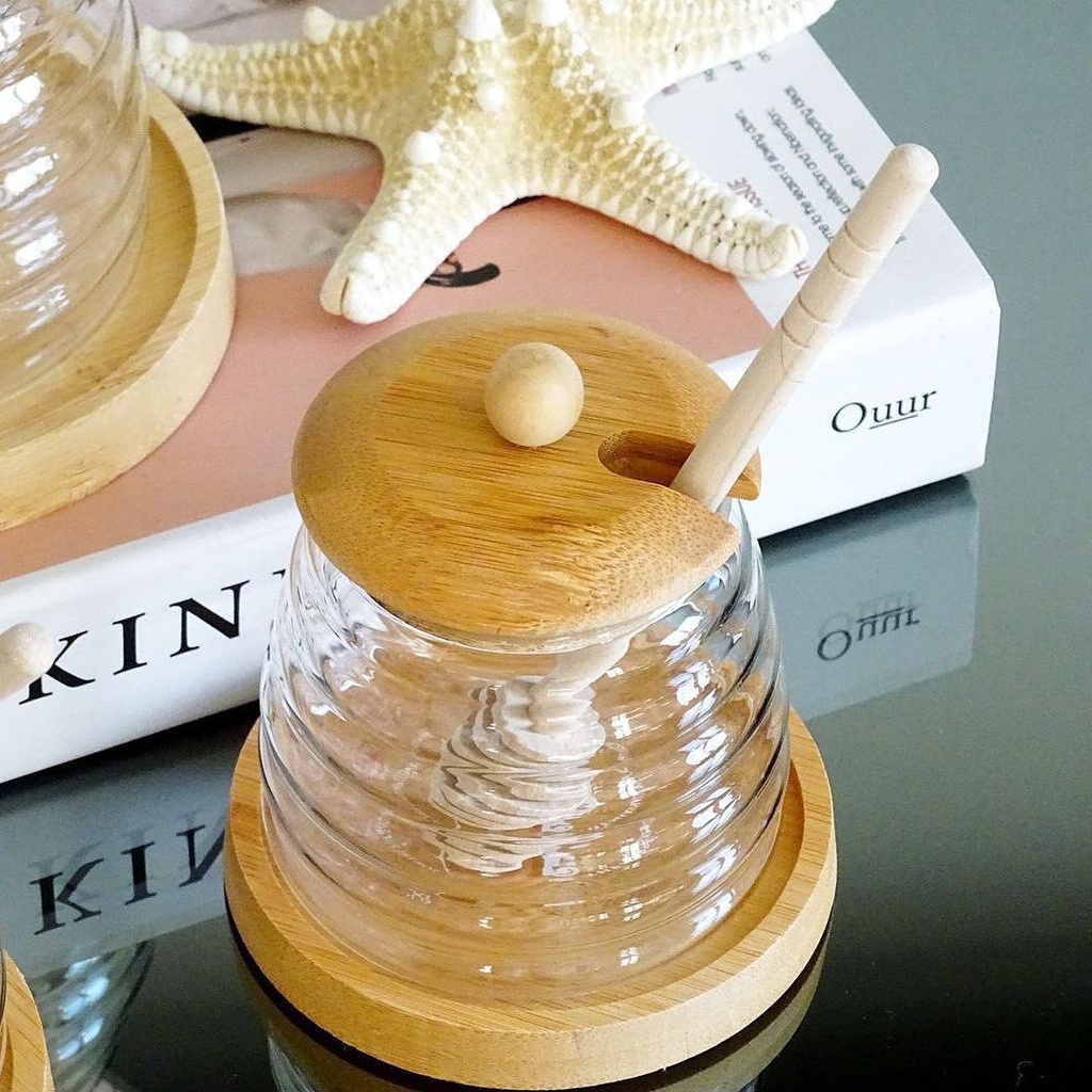 برطمان زجاج للعسل مع غطاء و معلقة خشب شكل خلية نحل 250 مللي