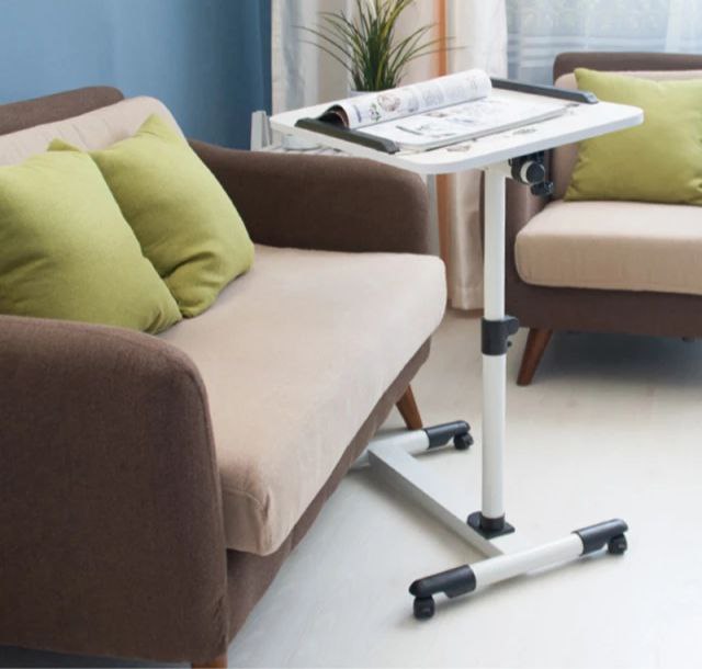 ترابيزة لاب توب مع التحكم في الإرتفاع والميل بعجلات للعمل من المنزل بكل راحة