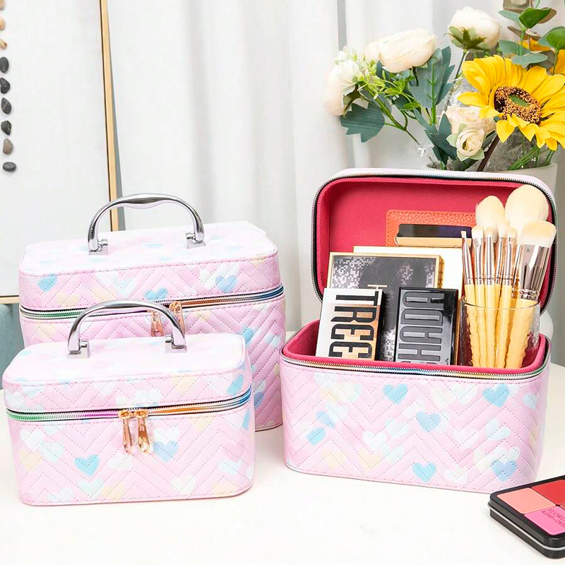 مجموعة شنط جلد 3 قطع بماقسات مختلفة لتنظيم وحمل الميك اب مزينة بقلوب