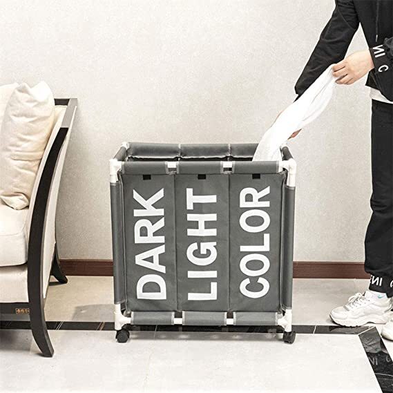 سلة غسيل ثلاثية مقسمة لفرز الملابس قابلة للطي بعجلات لسهولة الحركة بألوان جذابة