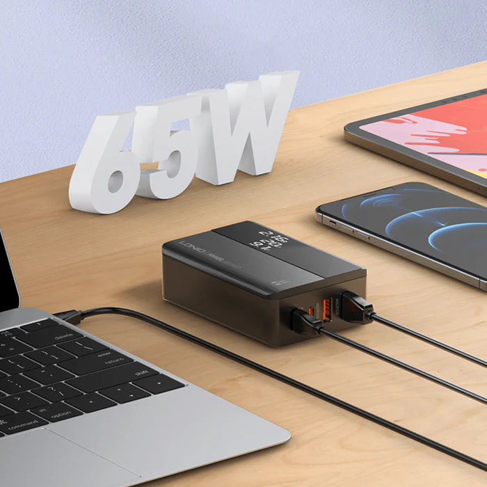 USB ومنفذين TYP-Cشاحن مكتبي بشاشة ليد بقوة  65 واط مع منفذين