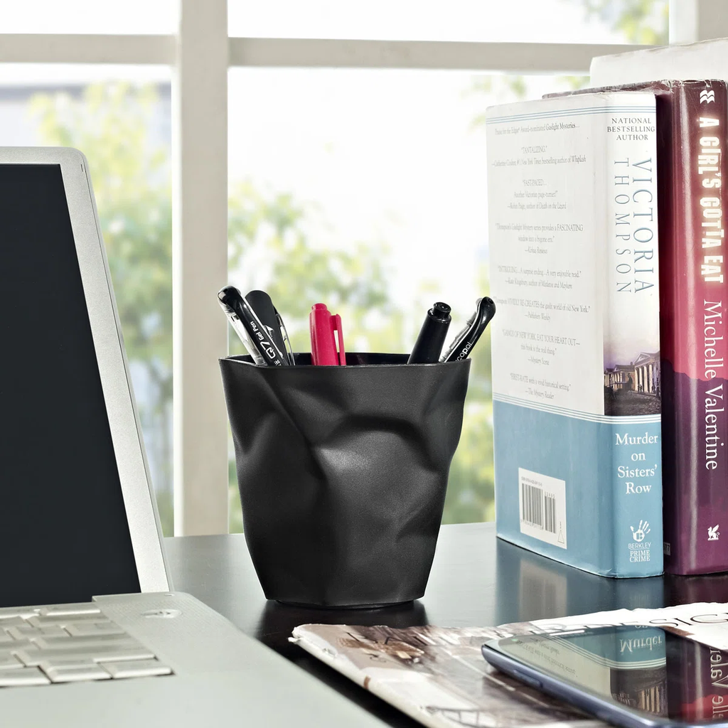 حامل أقلام بتصميم كوب متعرج لترتيب الأدوات المدرسية على المكتب
