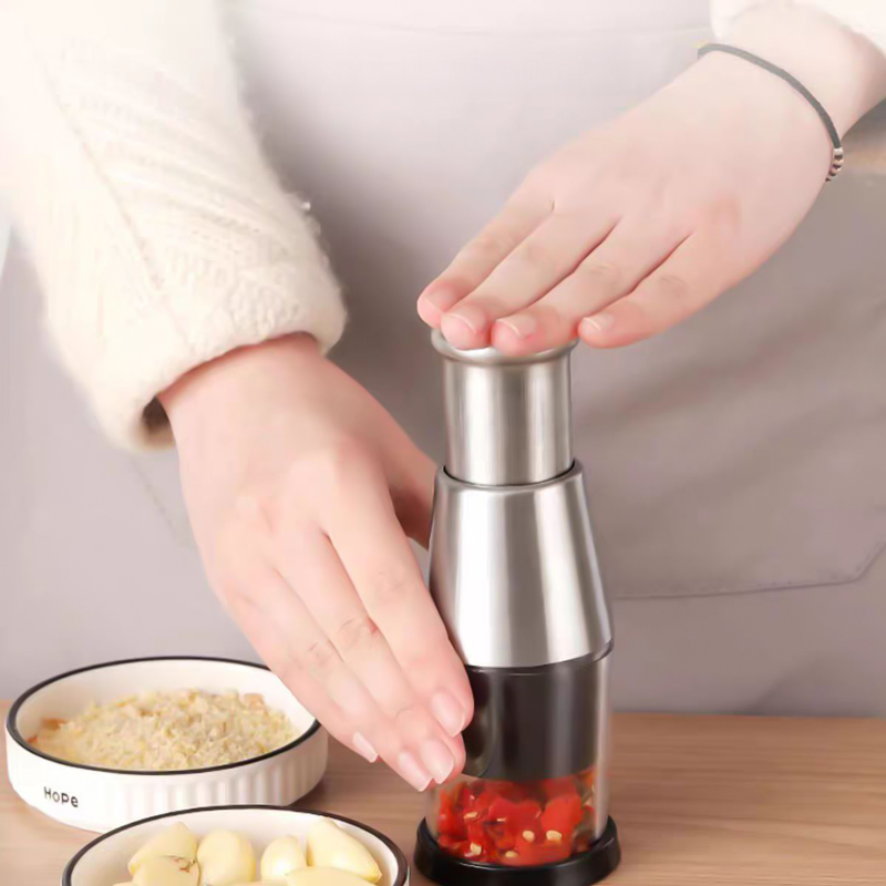 مفرمة يدوية بمكبس لهرس الثوم والخضروات مزودة بشفرات ستاليس من الداخل