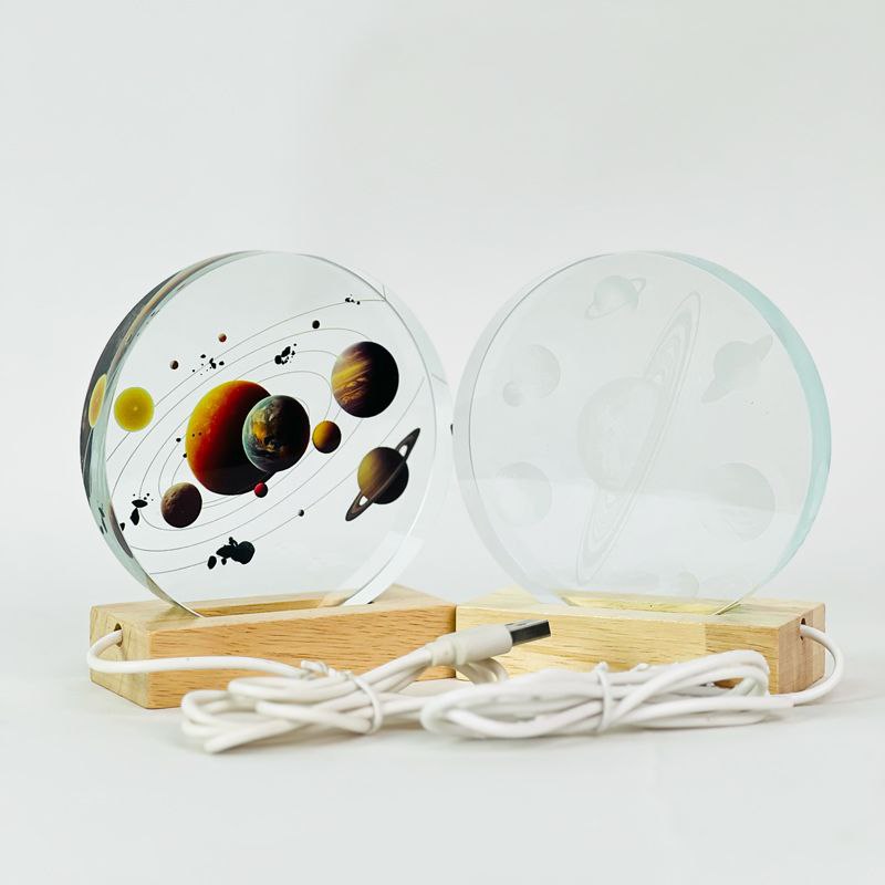 بلورة ثلاثية الابعاد زجاجية شفافة على شكل المجموعة الشمسية بقاعدة خشبية