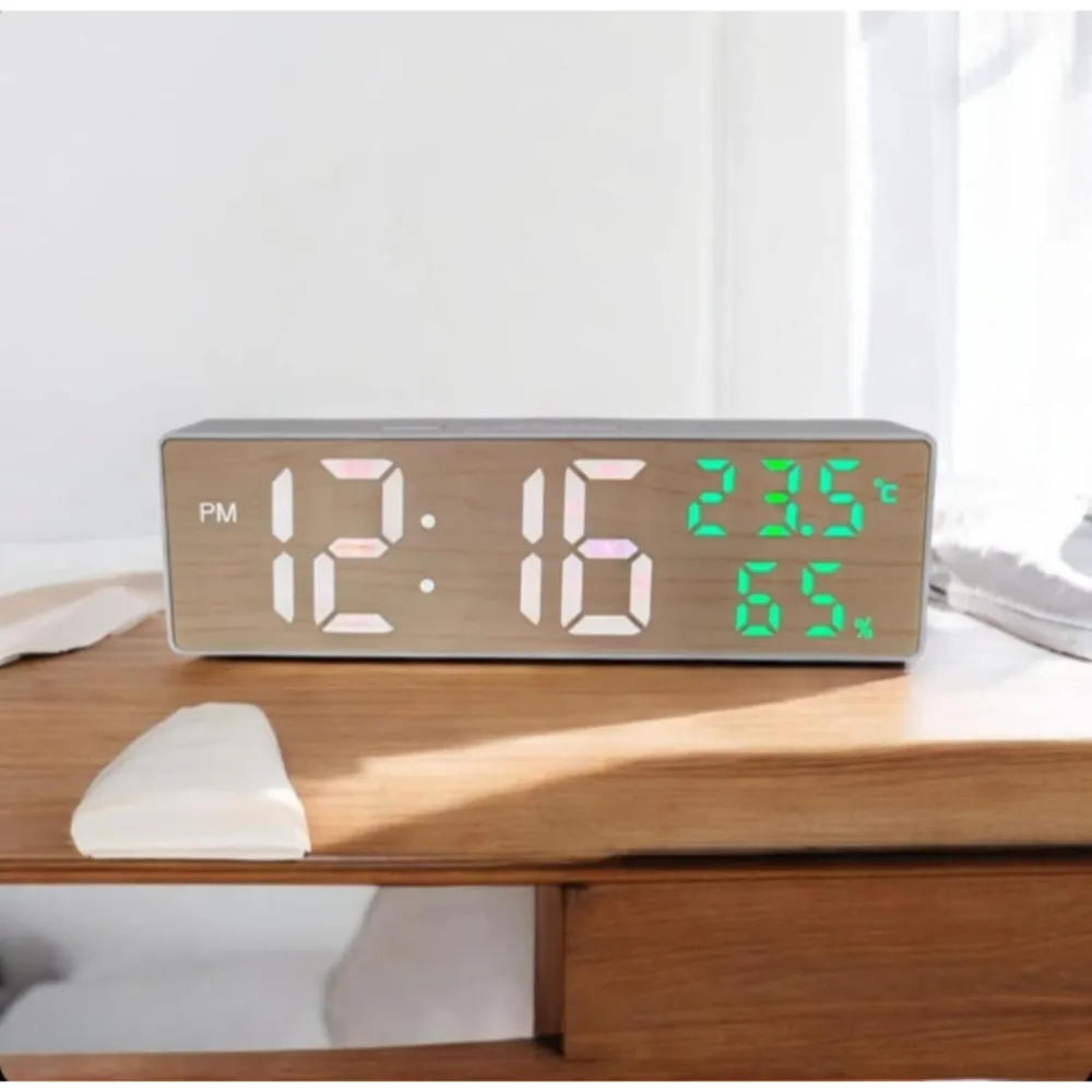 ساعة ديجيتال بمنبه وشاشة لعرض الوقت ودرجة الحرارة