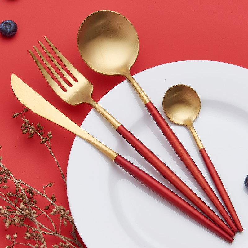 طقم معالق وشوك وسكاكين 24 قطعة جولد بمقبض أحمر