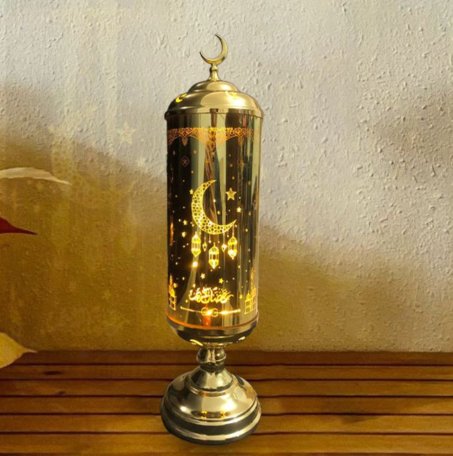 فانوس ومصباح رمضان كريم ذهبي مضيئ