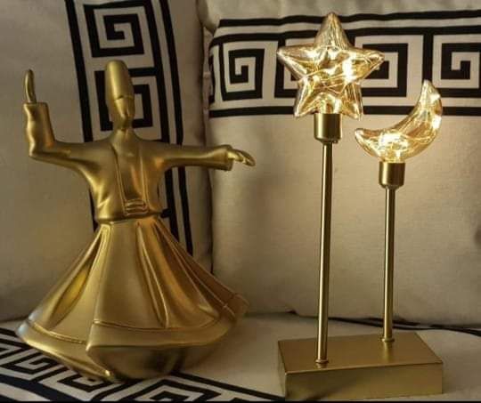 اباجورة ومصباح ليد ذهبي مضيء هلال ونجمة لاجواء رمضانية