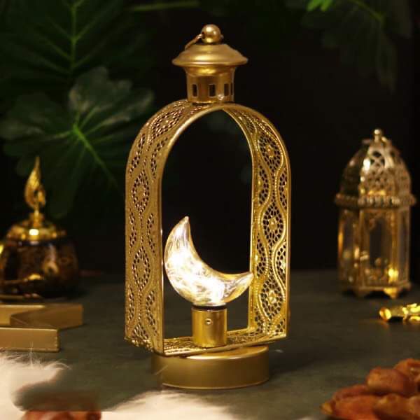 فانوس شباك ذهبي هلال مضيئ لاجواء رمضانية مبهجة