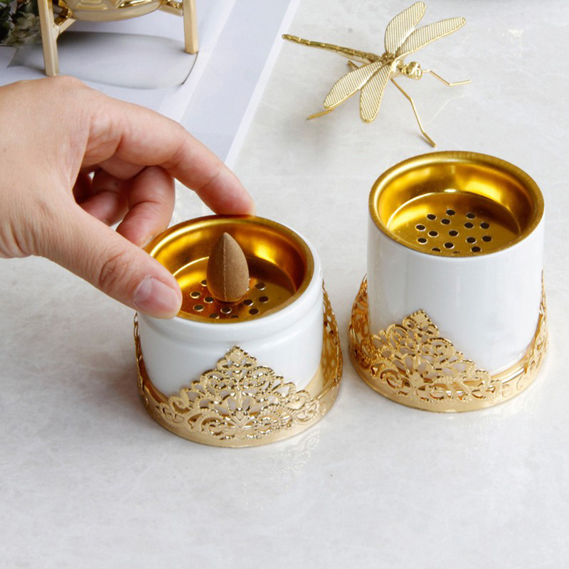 مبخرة سيراميك بقاعدة ذهبية مزخرفة