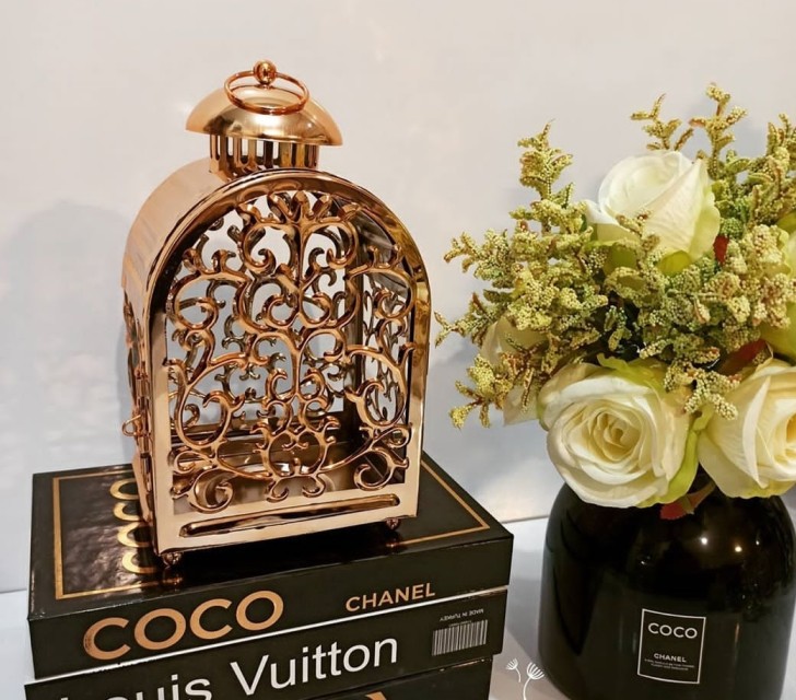 فانوس بيت ورد معدن مطلي باللون الذهبي