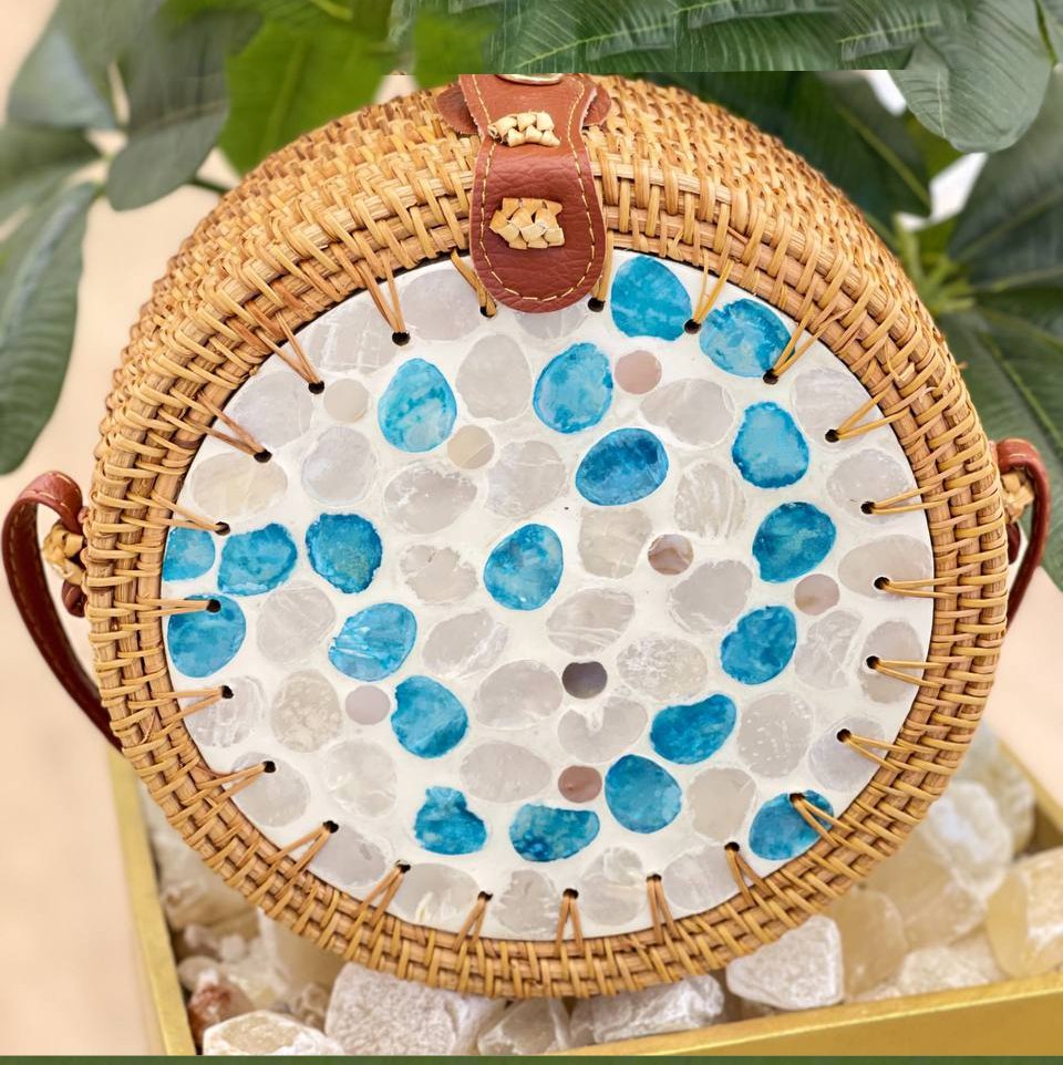 شنطة خوص كروس دائرية بنقوش صدفية للبحر والرحلات والخروج بأشكال مختلفة