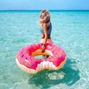 عوامة دونات عملاقة للاستمتاع في البحر وحمام السباحة