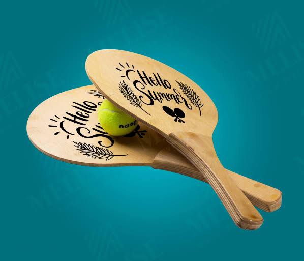 مضارب الراكيت الخشبية مع الكرةللإستمتاع بالصيف على الشاطئ