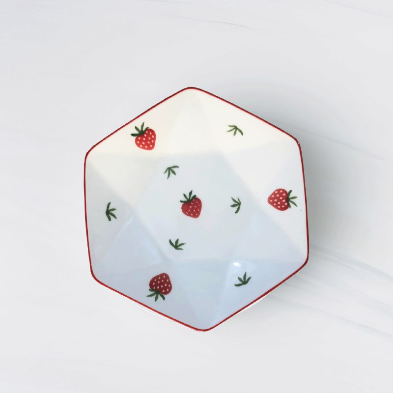 طبق بورسلين مزين بالفراولة لتقديم وتناول الطعام