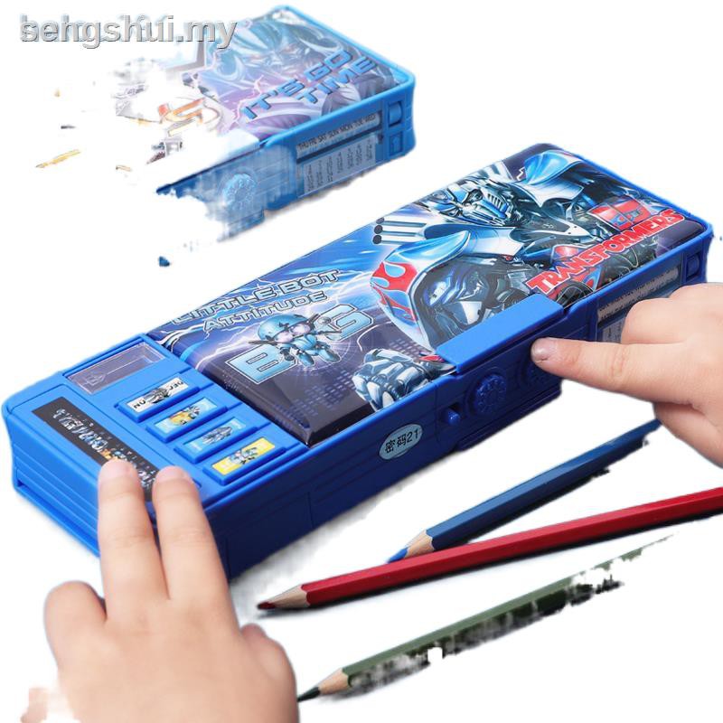 مقلمة ذكية لحفظ وتنظيم الاقلام والالوان مقسمة من الداخل ومزودة ببراية ومكان مخصص للاستيكة وتقويم شهري