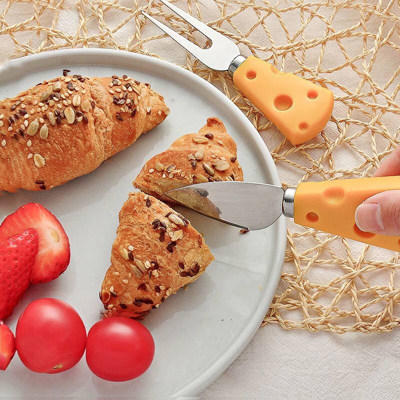 طقم شوكة وسكينة جبنة بمقبض مميز