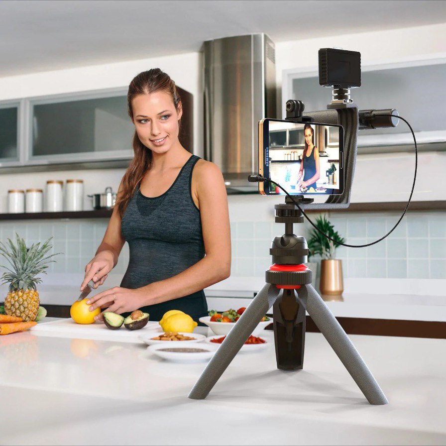 ترايبود ثلاثي الارجل مع ريموت كنترول وحامل للكاميرا والموبايل وميكروفون ولوحة اضاءة 3 درجات الوان مختلفة