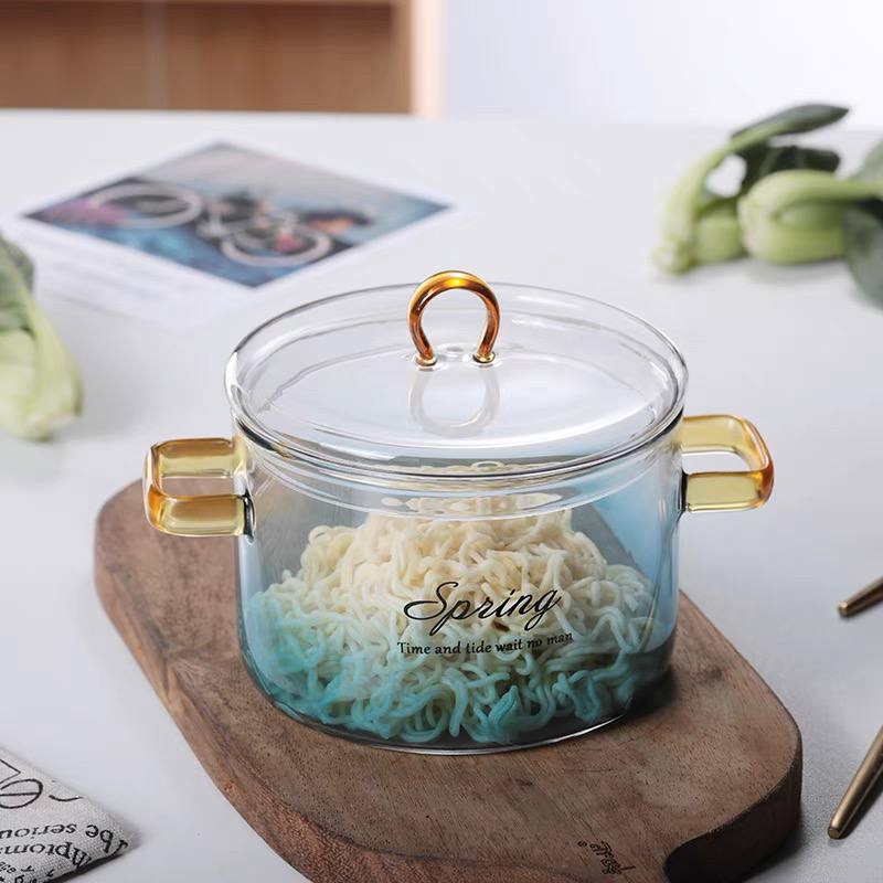 حلة زجاج لتقديم الطعام علي السفرة بيد وغطاء للحفاظ علي المحتويات