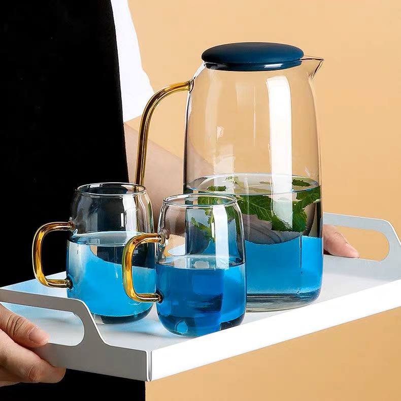 براد زجاجي انيق 1400 ملي مع اكواب لتقديم الشاي والعصائر بيد وغطاء سيليكون