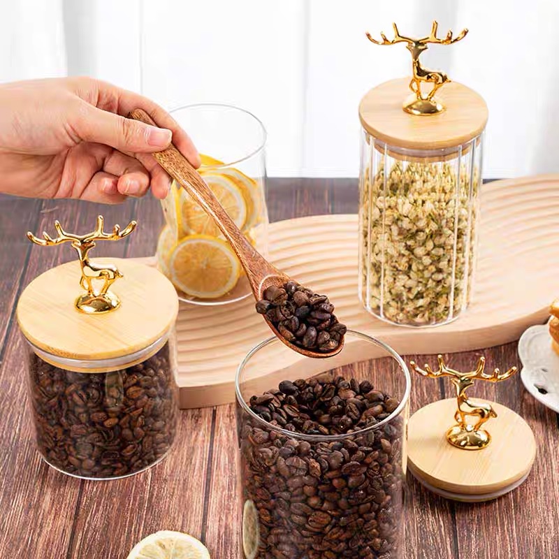 طقم برطمانات زجاج شفاف 3 قطع باحجام مختلفة بغطاء خشبي غزالة لحفظ وتنظيم الحبوب والبقوليات والشاي والسكر