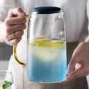 براد زجاجي انيق 1500 ملي لتقديم الشاي والعصائر للضيوف بيد جولد وغطاء سيليكون محكم الغلق