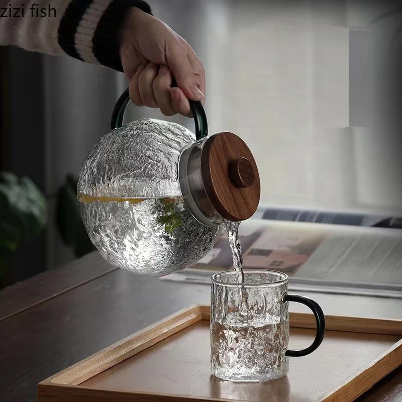 براد زجاج منقرش 1500 ملي بغطاء خشبي محكم الغلق ومصفاه استانليس ستيل للأعشاب