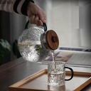 براد زجاج منقرش 1500 ملي بغطاء خشبي محكم الغلق ومصفاه استانليس ستيل للأعشاب