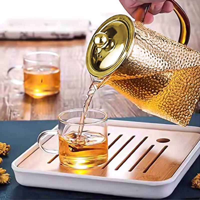 براد شاي 950 ملي زجاج منقرش باللون العسلي بمصفاه داخلية للاعشاب وغطاء من الاستانليس ويد لسهولة الحمل