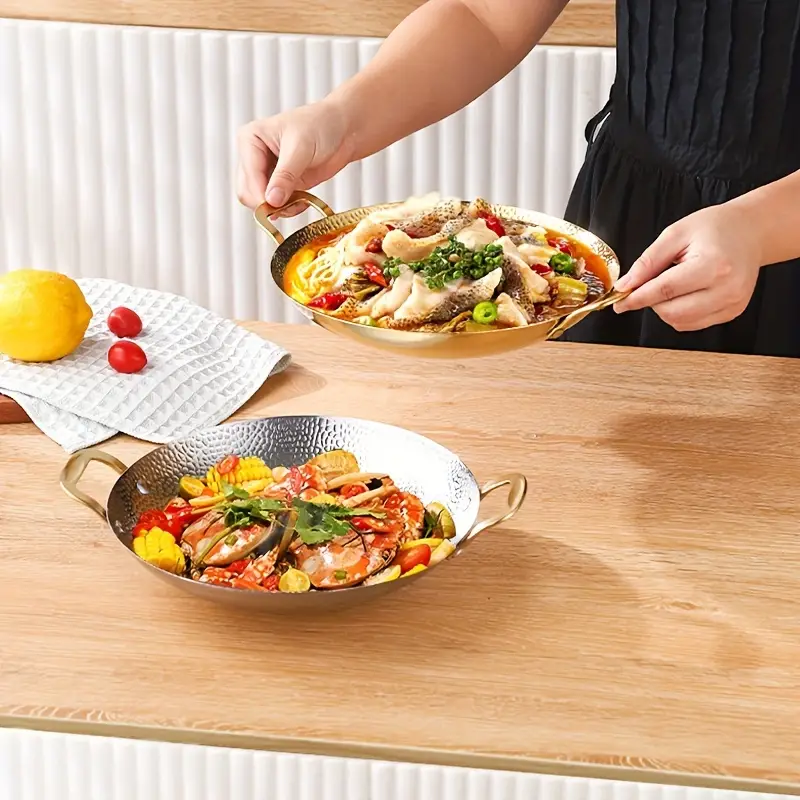 طاسة استانليس ستيل مطلي باللون الذهبي 23 سم لتسوية وتقديم الطعام علي السفرة بشكل انيق بيد