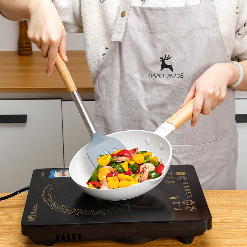 معلقة سيليكون لتقليب وإخراج وتقديم الطعام بيد خشب طويلة بفتحة للتعليق