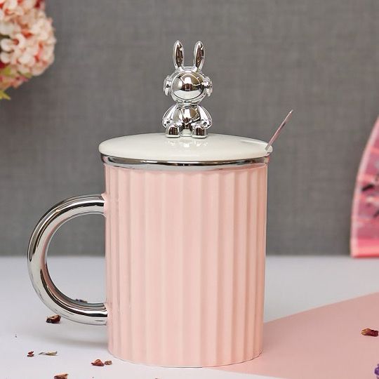 مج سيراميك مضلع 350 ملي بغطاء دبدوب ثري دي ومعلقة استانليس ستيل لشرب النسكافيه واللاتيه والهوت شوكلت بيد