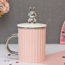 مج سيراميك مضلع 350 ملي بغطاء دبدوب ثري دي ومعلقة استانليس ستيل لشرب النسكافيه واللاتيه والهوت شوكلت بيد